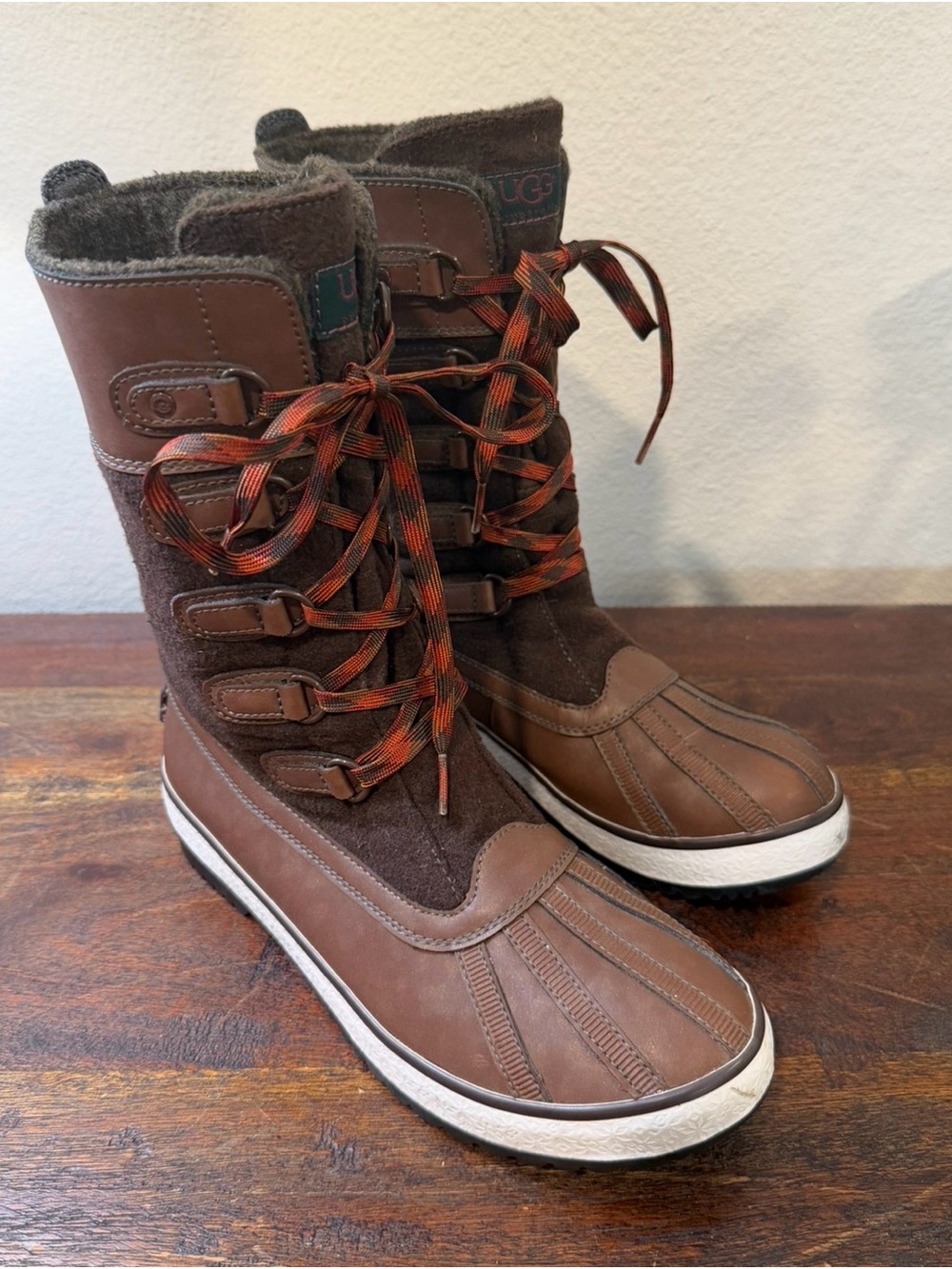 UGG Australia Baroness Women's Sz 8
Boots Lace Up Waterproof Winter Rain